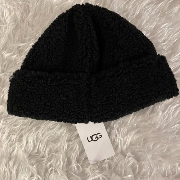 UGG Sherpa Beanie in Black with Leather UGG Logo Patch    NWT - Picture 3 of 7